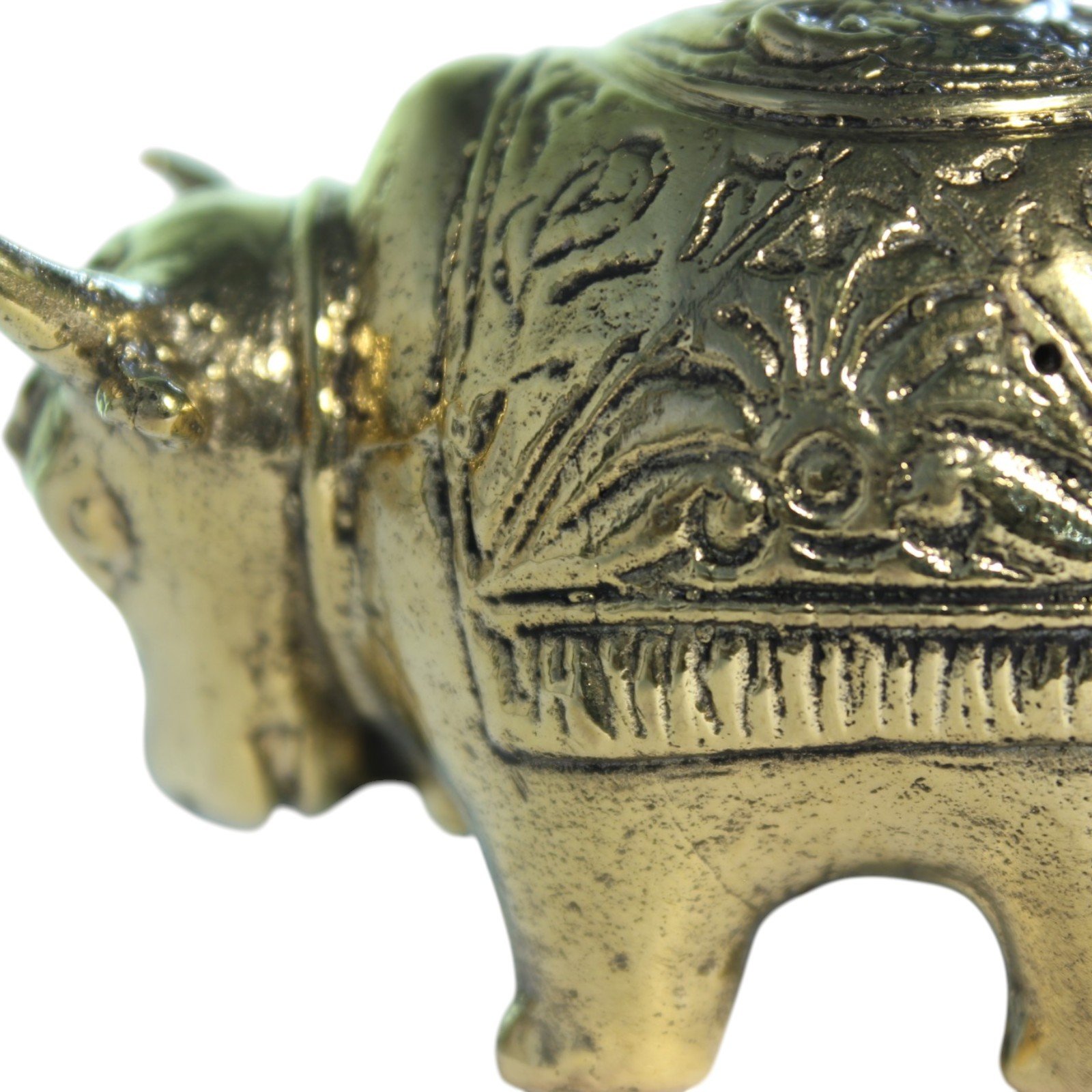 Handvara brass bull figurine showing horns and face detail